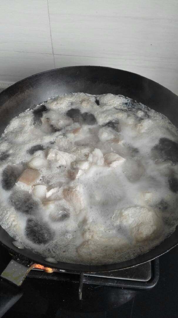 红烧百叶结,等水烧开,将肉捞出,用冷水冲洗干净