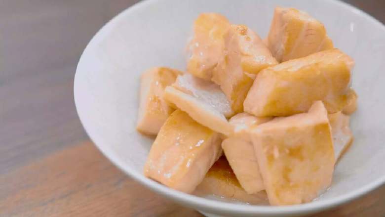 奶油炖菜,不粘锅中倒少量油,油热后倒入三文鱼煎至表面焦黄内部半熟的状态,备用(这里颠锅的动作轻一点,三文鱼很容易碎)