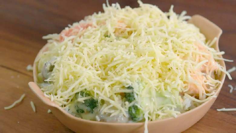 奶油炖菜,做成焗饭也很简单,烤碗中铺一层米饭,米饭上铺一层炖菜,再来一层厚厚的芝士