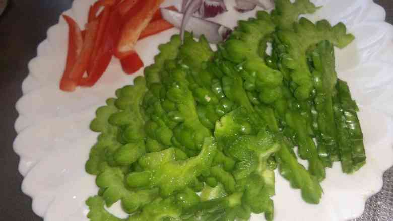炒苦瓜,切好用料