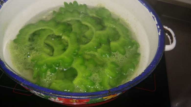 炒苦瓜,用热水烫<a style='color:red;display:inline-block;' href='/shicai/ 55'>苦瓜</a>