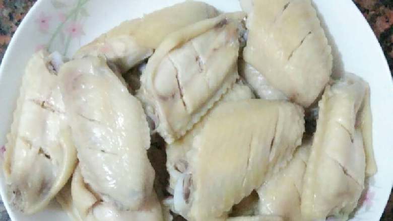 可乐鸡翅,捞起后冷水冲洗一遍沥干切花刀
