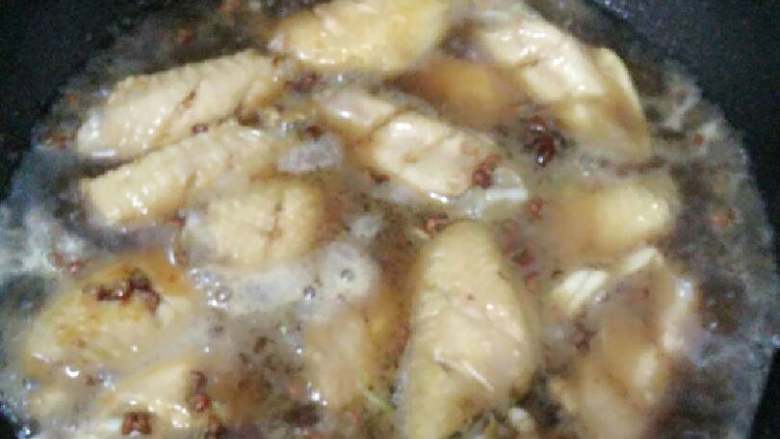 可乐鸡翅,倒入<a style='color:red;display:inline-block;' href='/shicai/ 911'>可乐</a>没过鸡翅大火转小火收汁即可