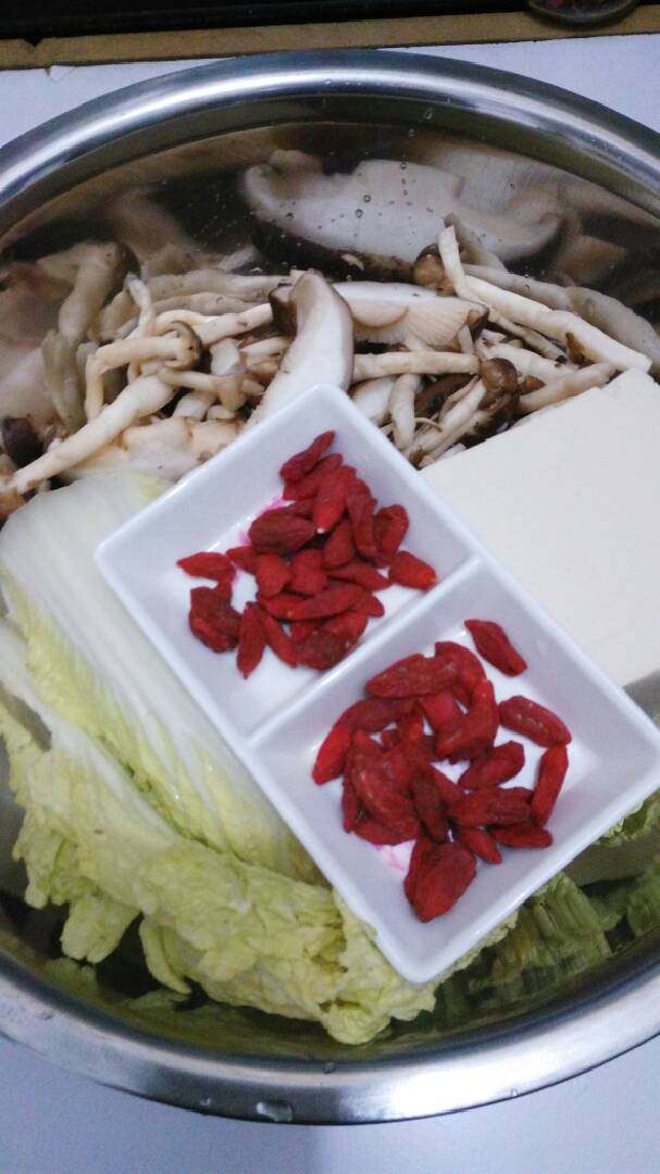 浓汤娃娃菜十#乐享双节#,食材准备:<a style='color:red;display:inline-block;' href='/shicai/ 140'>娃娃菜</a>、<a style='color:red;display:inline-block;' href='/shicai/ 230'>香菇</a>、<a style='color:red;display:inline-block;' href='/shicai/ 25'>胡萝卜</a>、<a style='color:red;display:inline-block;' href='/shicai/ 465'>豆腐</a>、<a style='color:red;display:inline-block;' href='/shicai/ 673'>枸杞</a>等，洗过，拣净备用。