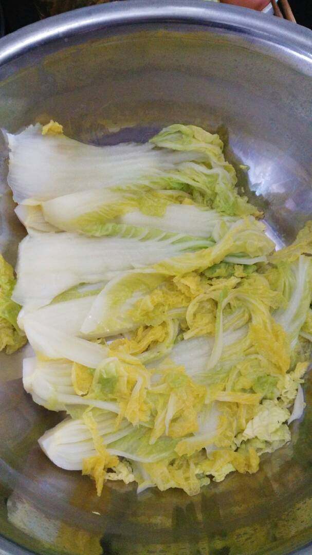 浓汤娃娃菜十#乐享双节#,娃娃菜焯水,捞出装在小不锈锅内。