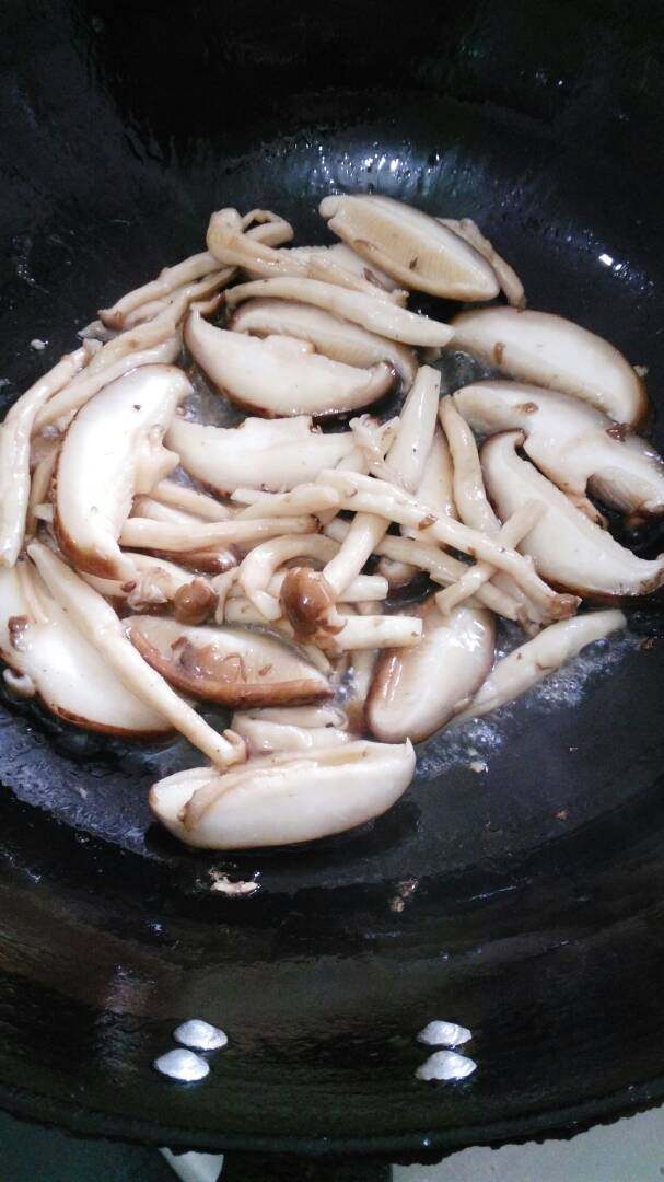 浓汤娃娃菜十#乐享双节#,起油锅,煸香香菇后,装不锈锅内。