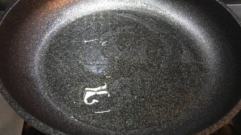 「吃货久久」红烧土豆鸡翅,锅内多放些油
