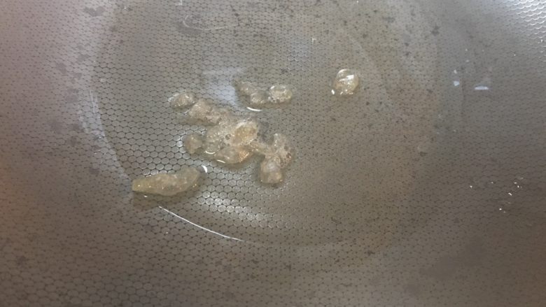 「吃货久久」红烧土豆鸡翅,炒菜锅内(用原来的平底锅也可以)倒入少量油 加入冰糖