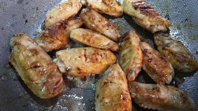 「吃货久久」红烧土豆鸡翅,倒入鸡翅 翻炒上色