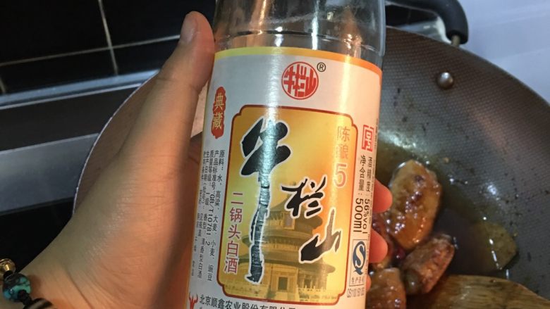 「吃货久久」红烧土豆鸡翅,倒入水 与鸡翅齐平 不盖过鸡翅即可 因为煎的时间够长 不需要太多的水(一碗半饭碗的水)加入少量白酒 生抽 老抽 两茶匙蚝油 少许冰糖 盖上盖 小火炖熟