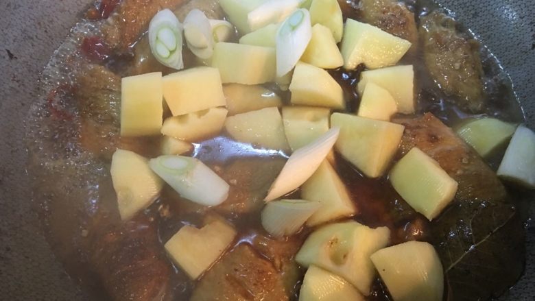 「吃货久久」红烧土豆鸡翅,水沸腾后一分钟倒入土豆 大葱(葱白段)少许盐 稍微搅拌一下盖上盖 继续小火炖