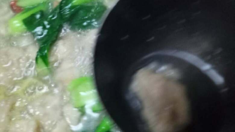 滑肉（鸡肉版）,捏一小块直接丢到开水锅小火煮一边煮一边丢最后加人<a style='color:red;display:inline-block;' href='/shicai/ 3517'>青菜</a>放盐鸡精煮熟即可开吃了...