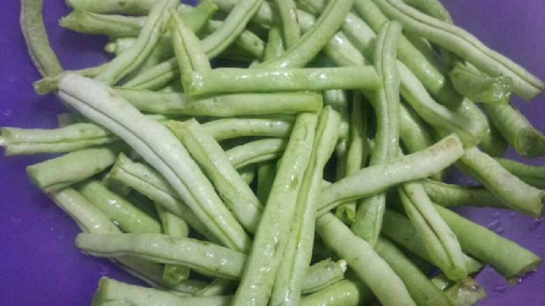 干煸豆角,<a style='color:red;display:inline-block;' href='/shicai/ 3639'>豆角</a>洗后切成段，淋干后下油锅炸软后备用。