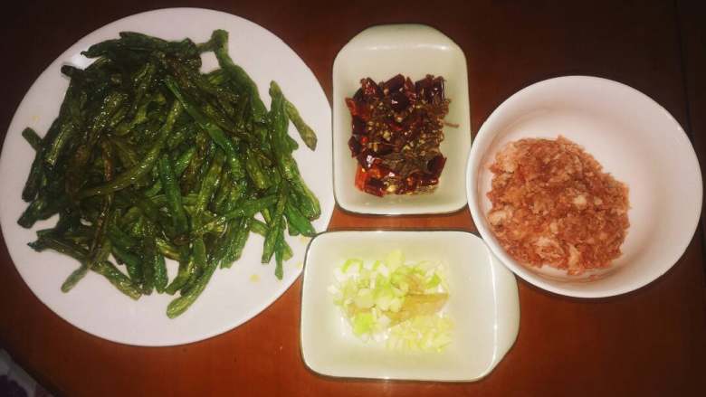 干煸豆角,豆角炸变色即可捞出，<a style='color:red;display:inline-block;' href='/shicai/ 34374'>猪肉馅</a>准备好，<a style='color:red;display:inline-block;' href='/shicai/ 3250'>葱</a><a style='color:red;display:inline-block;' href='/shicai/ 37'>姜</a>蒜切成沫，准备好<a style='color:red;display:inline-block;' href='/shicai/ 700'>花椒</a>，<a style='color:red;display:inline-block;' href='/shicai/ 3746'>大料</a>，<a style='color:red;display:inline-block;' href='/shicai/ 87745'>辣椒干</a>。