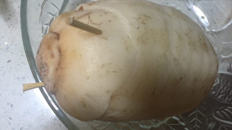 糯米藕,装好后用竹签把切开的藕头插上