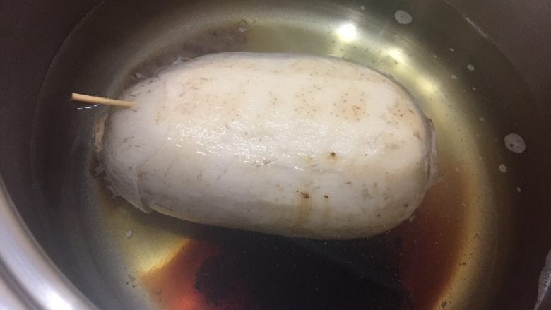 糯米藕,放入锅中加入<a style='color:red;display:inline-block;' href='/shicai/ 882'>红糖</a>和<a style='color:red;display:inline-block;' href='/shicai/ 866'>冰糖</a>，水没过藕最佳