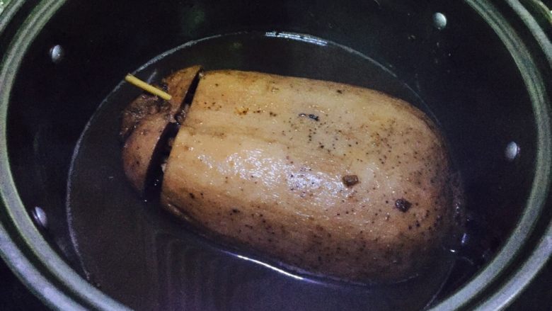 糯米藕,大火煮沸转小火慢炖2小时左右，关火后焖一焖，我一般会晚上炖，关火后焖一夜。准备吃的时候大火收汁用勺子不停的用汤汁浇在露出的藕上帮助上色