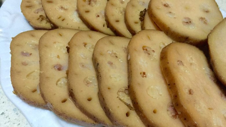 糯米藕,切片后浇上藕汤就可以开吃啦