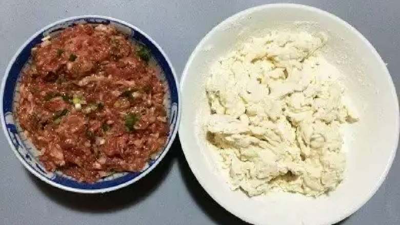 肉包子,<a style='color:red;display:inline-block;' href='/shicai/ 731'>酵母</a>放温水里化开后,慢慢倒进<a style='color:red;display:inline-block;' href='/shicai/ 519'>面粉</a>中,用筷子搅拌成絮状,静置十分钟。<a style='color:red;display:inline-block;' href='/shicai/ 34374'>猪肉馅</a>加盐,<a style='color:red;display:inline-block;' href='/shicai/ 720'>胡椒粉</a>,<a style='color:red;display:inline-block;' href='/shicai/ 692'>酱油</a>,<a style='color:red;display:inline-block;' href='/shicai/ 718'>料酒</a>,淀粉,葱姜末顺一个方向搅拌上劲 ,再加入些食用油继续搅匀,这样调出来的肉馅我觉得比较好吃(没有<a style='color:red;display:inline-block;' href='/shicai/ 718'>料酒</a>的朋友也可以不加)
