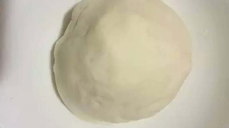 肉包子,把面粉揉成光滑有弹性的面困,盖上保鲜膜让其发酵,一个多小时(大家视温度的高低来决定)