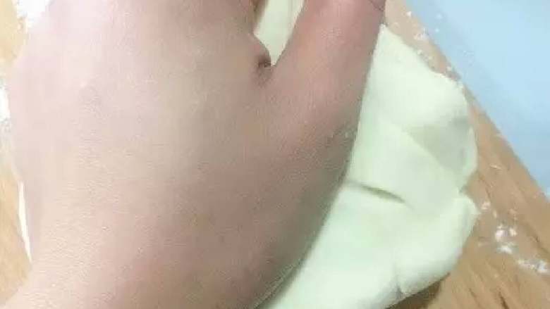 肉包子,用手把面团进行排气,发酵好后的面团会有些粘手的,在案板上撒薄薄一层面粉,把面团揉均匀,我大概又揉了五分钟左右