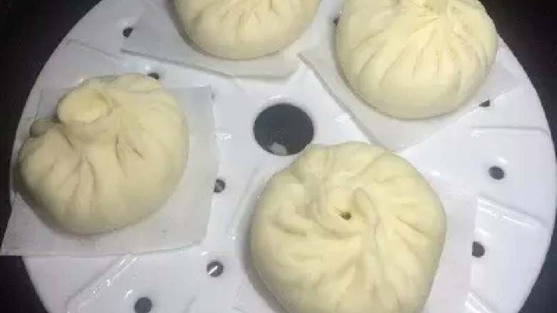 肉包子,包好的肉包放蒸锅上,锅里放温水,盖上锅盖让其进行第二次发酵,不要开火