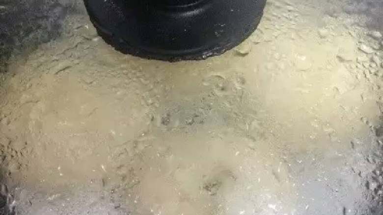 肉包子,静置十五分钟后,可以开始蒸起来了,水开后大概蒸十分钟,蒸好后的包子先别开锅盖,马上开锅盖容易造成包子回缩。
