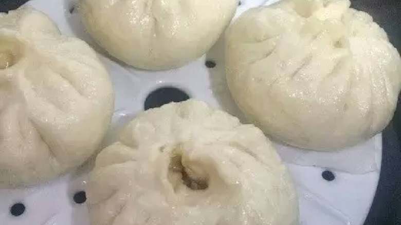 肉包子,五分钟后出锅,白白嫩嫩香喷喷的包子蒸好啦,趁热先拿一个吃着