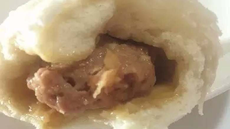 肉包子,掰开看看里面,肉包松软可口,自制肉馅鲜香美味(你们流口水了吧😍)
