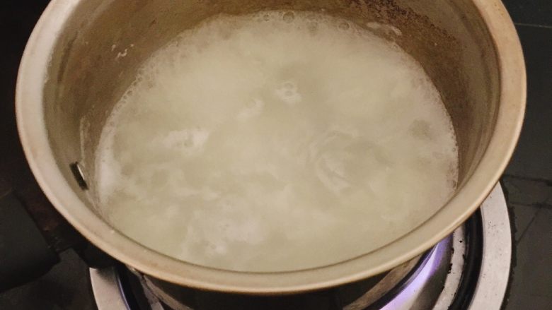 【宝宝辅食】之牛肉粒蔬菜粥,当然熬粥要提前做,大梅子用的珍珠米大概要熬20分钟