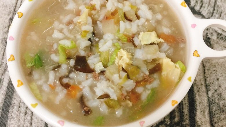 【宝宝辅食】之牛肉粒蔬菜粥,待米粒差不多熬熟软的时候一次加入各种蔬菜,青菜最后放即可起锅!