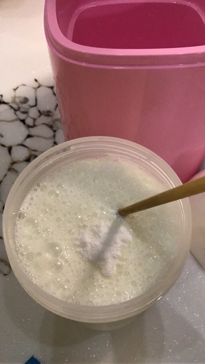 自制草莓酸奶,倒入的乳酸菌