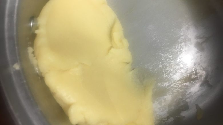 圣诞花环泡芙蛋糕#乐享双节#,锅底出现一层薄薄的膜后离火,盛入一个深一点的盆中