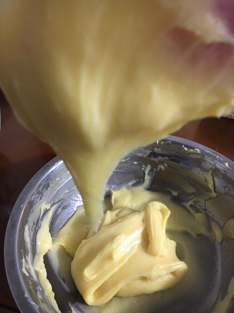 圣诞花环泡芙蛋糕#乐享双节#,直到面糊成比较稀的,倒三角的状态