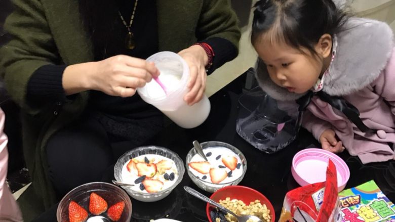 自制草莓酸奶,按照自己口味，随意添加