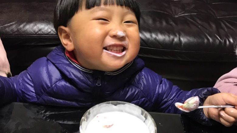 自制草莓酸奶,自己做的酸奶!没有任何添加剂!宝贝吃的开心,麻麻我也放心😊