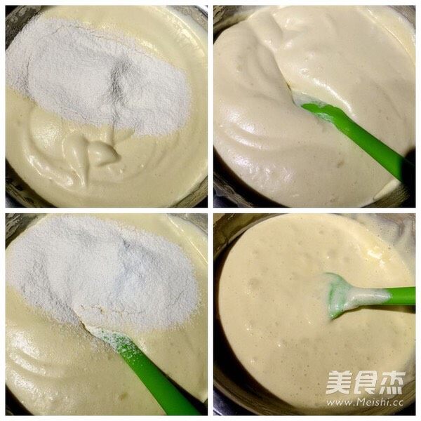 圣诞杯子蛋糕,先筛一半的面粉,切拌搅拌,搅拌均匀后 筛剩下的面粉搅拌均匀