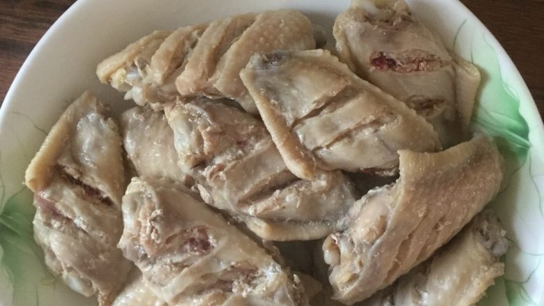 可乐鸡翅,烧水，将鸡翅冒一下。