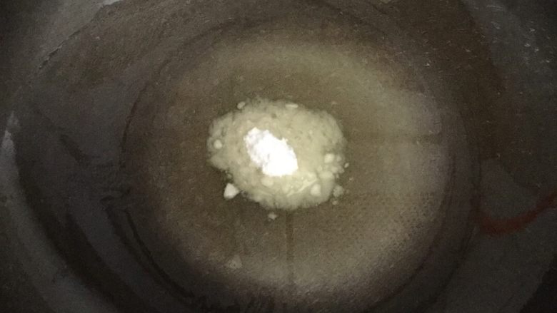 可乐鸡翅,锅里加花生油少许。将花生油烧至三分然。放糖粉。