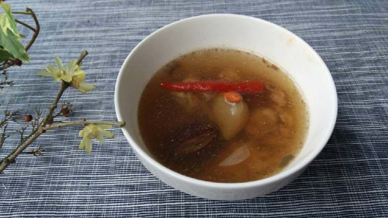 牛腱子肉,烧油锅放入大蒜炒黄,加入圣女果翻炒,然后放入土豆丁、胡萝卜(卷心菜)一起炒5分钟后加入红酒、高汤翻炒,倒入炖好的牛腱子肉中再煮10分钟。