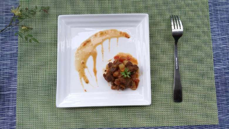 牛腱子肉,最后加盐、胡椒粉调味盛出,摆盘放上薄荷叶。