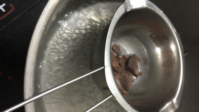 麋鹿小蛋糕#乐享双节#,黑巧克力碎放在碗里隔水加热,至融化