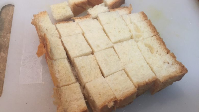 黄油面包碎/Crouton,面包切块,剩的面包已经比较干了,就直接用了,如果不是可以风干,或者烤下。