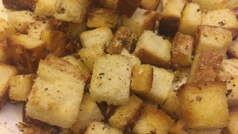 黄油面包碎/Crouton,倒入喜欢的调料,酌情