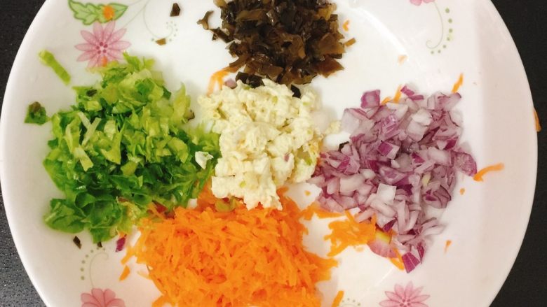 【宝宝辅食】之什蔬臊子湿面+自制肉松,把以上所说食材切碎碎装盘备好,同时烧锅煮面条~