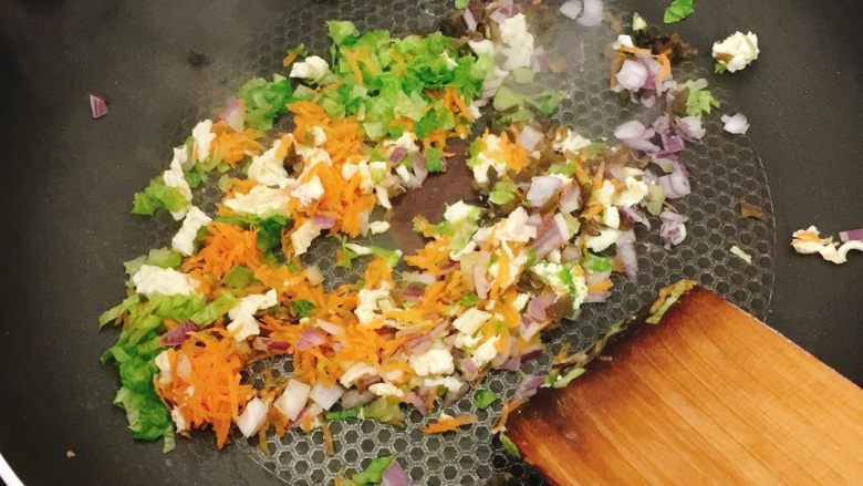 【宝宝辅食】之什蔬臊子湿面+自制肉松,把准备好的什蔬放入锅中小火翻炒,1岁以上宝宝妈妈可加少许盐或者糖