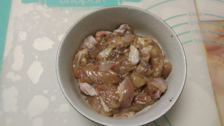 黑椒鸡肉披萨,把鸡腿清净去骨后切成小块,加入黑胡椒粉、盐、糖、料酒腌制作1小时入味。