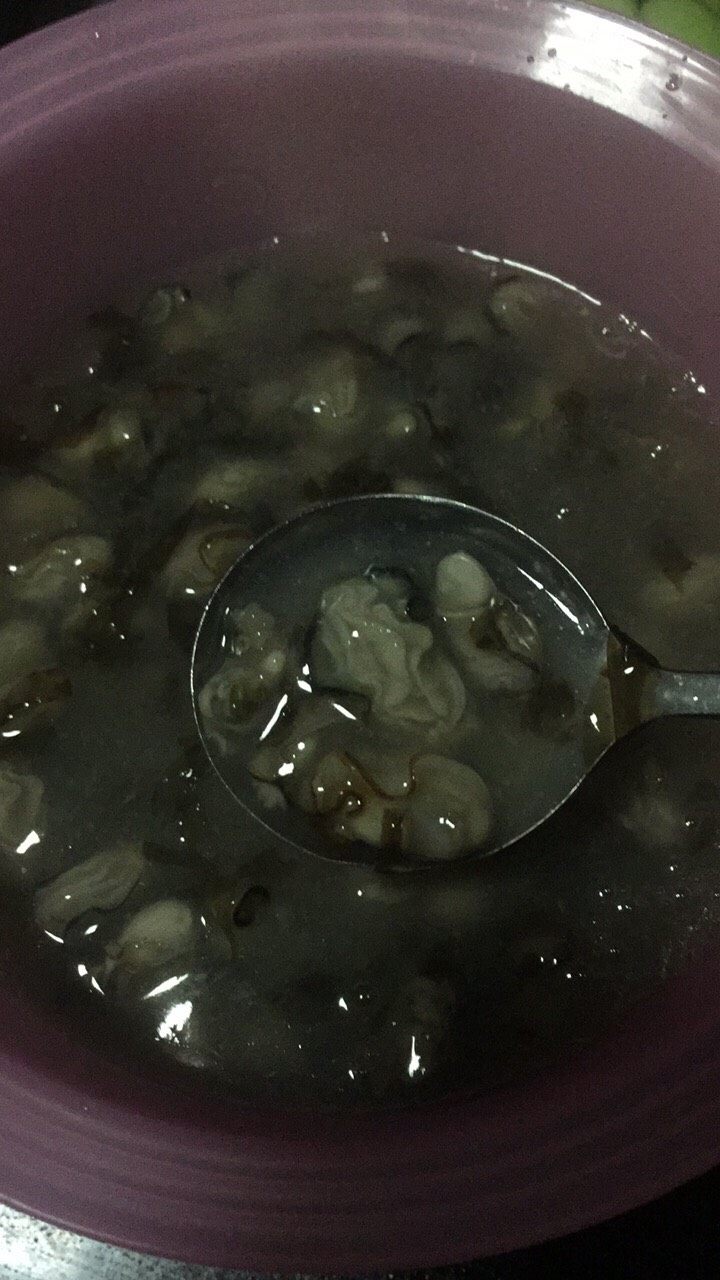 紫菜海蛎羹,加入盐和白糖适量(根据自己喜好)。大火，等，沸腾后，轻轻动匀。起锅，享用。