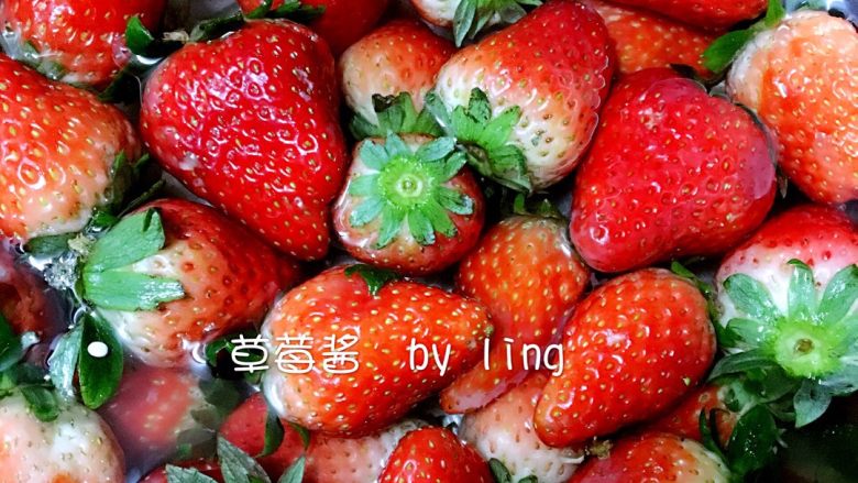 酸酸甜甜の草莓酱🍓,冬天の<a style='color:red;display:inline-block;' href='/shicai/ 592'>草莓</a>超级大，超级好吃，本来是买回来做蛋糕的，不知怎么的抽筋了，突然就想做<a style='color:red;display:inline-block;' href='/shicai/ 592'>草莓</a>酱了😁