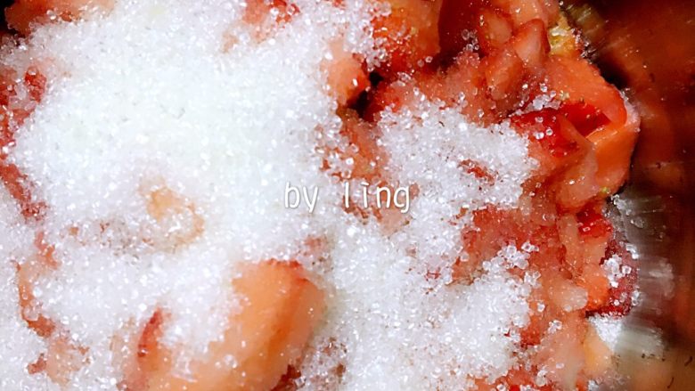 酸酸甜甜の草莓酱🍓,沥干水份的草莓,倒入砂<a style='color:red;display:inline-block;' href='/shicai/ 10588'>糖</a>,搅拌好,有些朋友会放进冰箱一晚,而我,先把草莓捏软,一个小时后,就熬了